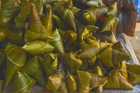 端午节要到了别只顾吃粽子，包粽子的叶、扎粽子的草您知道是啥么图片