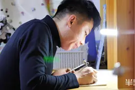 暖心！学生扭伤脚无法到校，即墨这名90后老师下班后单独给他上网课两个月图片