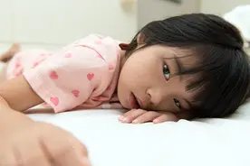 一招解决孩子"晚睡"的问题：看谁更会"装"图片