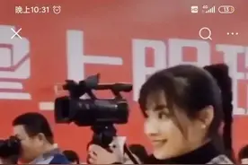 不露胳膊不露腿，穿格子衫的幼儿园老师火了，她造型有奥妙之处图片
