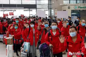千名广东英雄今早回家！两首粤语歌震撼大合唱，现场泪流满面图片
