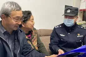 江汉警方开展反电诈宣传“扫楼”行动图片