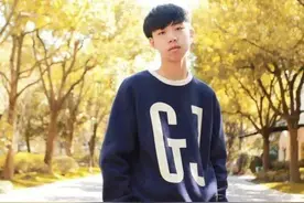XDD与小团团带成果一起吃鸡，坑到当场退役：我还是上班吧图片