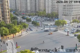 浙江一女子骑共享单车闯黄灯被撞，民警现场还发现一个重要细节，最后判定损失由她自己承担图片
