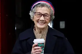 爱美不分年龄，这位老奶奶的穿搭舒服又接地气，慈祥可亲又显气质图片