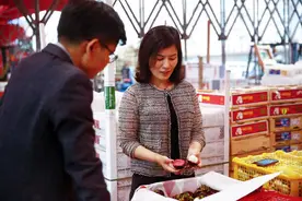 太厉害！郑州女子13岁摆摊卖水果，今成200名员工的公司女老板图片