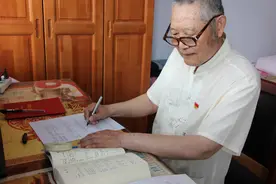 3个月手抄红歌232首！1190页纸上画着五线谱！临沂老党员曹庆高与他的红歌团图片