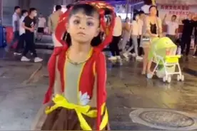 孩子模仿哪吒爆红，每个举动都惟妙惟肖，网友：可以拍真人版了图片
