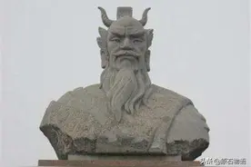 河南发现一6500年古墓，墓主脊柱折断且有龙虎相随，难道是蚩尤？图片