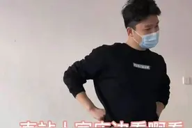 陪产奶爸被隔壁女娃吸引，站着看累就坐着看，网友：羡慕全写脸上图片