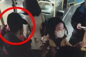 公交车上4岁女儿突然大哭不止，妈妈转身报警，众人都赞孩子机智图片