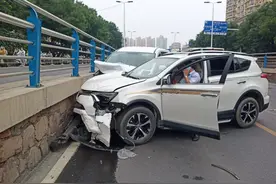重要！急打方向引发二次事故，三车受损严重，责任如何划分？图片