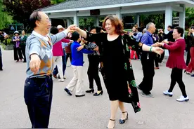 57岁阿姨哭诉：跳交谊舞的人实在太坏，我真的怕了，再也不去跳了图片