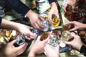 买白酒，甭管大牌小牌，只要瓶身有这“2记号”，都是酒精勾兑酒图片