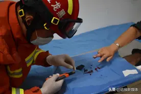 急诊室里女子被纽扣“咬手”，消防员用尖嘴钳“拆除”保住手指图片