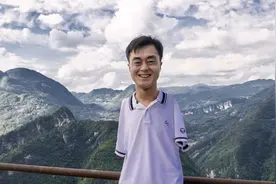 男子用脚直播带货获央视点赞，网友：一把烂牌打出“王炸”图片