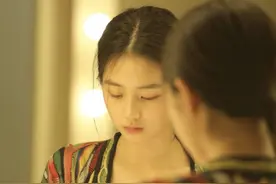 黄磊女儿深夜晒美照，15岁多多镜子前神态忧郁，散发文艺气息图片