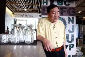 被遗忘的香港影帝，住贫民窟长达10年，疯狂接戏偿还8000万债务图片