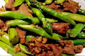 芦笋炒牛肉，芦笋鲜嫩，牛肉香滑，低脂高纤维营养丰富图片