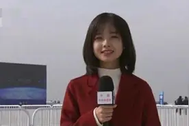 央视记者被明星化？王冰冰被粉丝要签名，回应举动受到争议图片