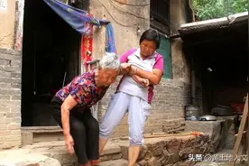 故事：农村82岁婆婆卧病在床，58岁儿媳悉心照料反遭“虐待”，为啥图片