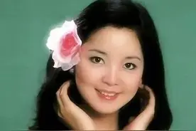 邓丽君终身未嫁，陪伴她一生的翡翠手镯，抵得上好几个豪门了图片