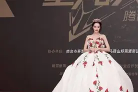 SW高跟鞋新设计起飞，迪丽热巴星光大赏高调站台，礼服也很讲究图片