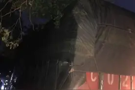 南昌一男子徒手摸万伏高压电线 伤势严重图片