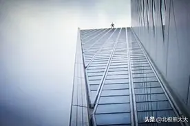 成龙离死亡最近的一跳，张曼玉被吓哭，林青霞大声痛骂：你不想活图片