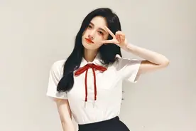 鞠婧祎身穿白衬衣+百褶裙，元气满满的甜美学院风图片