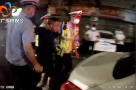 男子酒驾被查拒不开门，交警强制破窗！之后男子的反应太可气图片