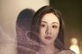 王晓晨也是“微胖女神”，身穿一袭粉色抹胸裙气质全开，端庄优雅图片