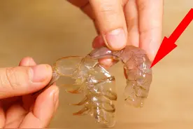 才知道，原来剥虾仁这么简单，教你这一招，虾壳1秒1个完整脱落！视频封面