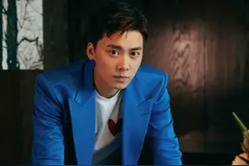 李易峰今日份活动造型，宝蓝色双排扣套装，剑眉醒目图片