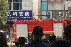 浓烟滚滚！漳浦一居民楼突发火情，玻璃都烧碎了图片
