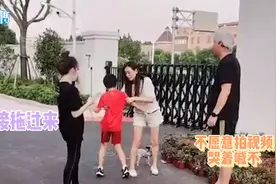 张庭夫妇强拉儿子拍视频营业，孩子哭着喊“不”，遭张庭暴力拖拽视频封面
