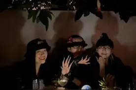 杨丽萍罕与亲妹妹同框！气质优雅从容，三姐妹五官如复制粘贴图片
