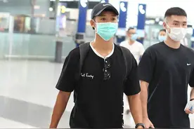 伍嘉成黑色T恤配牛仔短裤 戴棒球帽运动风满满图片