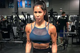 比基尼健美的杰出女性，上下身材匀称纤细，中段身材很“吸睛”图片