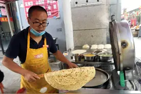 山西临汾特色美食“葱花烙饼”好吃做法简单两元能吃饱 好吃极了图片