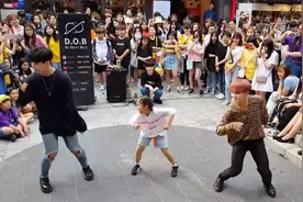 别人家的女儿在韩国街头精彩的舞蹈表演，是不是很羡慕？视频封面