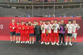 许昕双喜临门！国乒合影马龙致谢小胖，刘国梁落泪提到丁宁刘诗雯图片