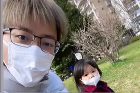 福原爱老公江宏杰携儿女一同出外，女儿小小爱戴口罩出镜呆萌十足图片