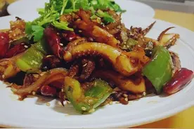 精选美食:红烧鱿鱼、红烧带鱼、清蒸鲈鱼、豉汁排骨的做法图片