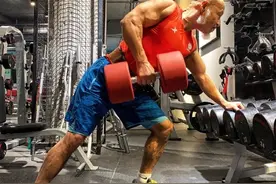 65岁的逆生长爷爷，43岁开始健身，坚持22年，身上肌肉线条太抢镜图片