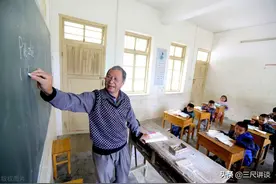 农村教师，二十五年教龄，直晋副高，是利是弊？老教师给出了答案图片