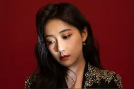 李艺彤 纯黑套装性感写真图片