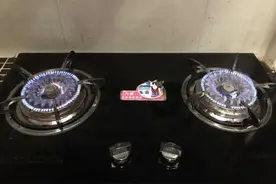 燃气灶总冒红火，怎么变成蓝火？只需要动一动图片