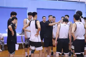 CBA一夜三消息：李楠首秀输球，广东外援降薪，朱芳雨瞄上2人图片