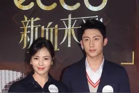 硬汉黄景瑜站在刘涛旁边，瞬间变为乖巧弟弟图片